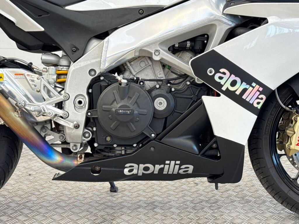 Aprilia RSV4 2010 9