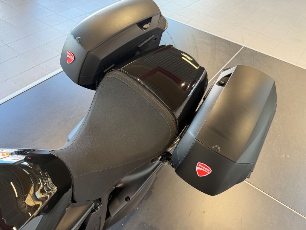 Ducati DIAVEL 2012 Musta