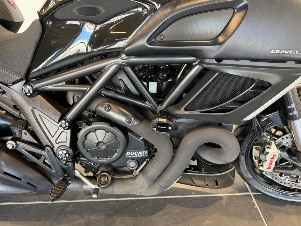 Ducati DIAVEL 2012 Musta