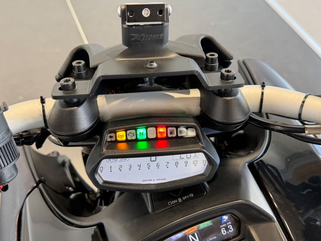 Ducati DIAVEL 2012 Musta