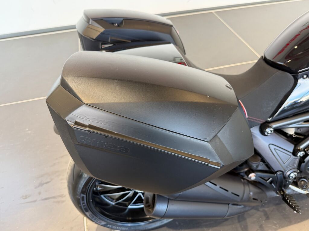 Ducati DIAVEL 2012 Musta