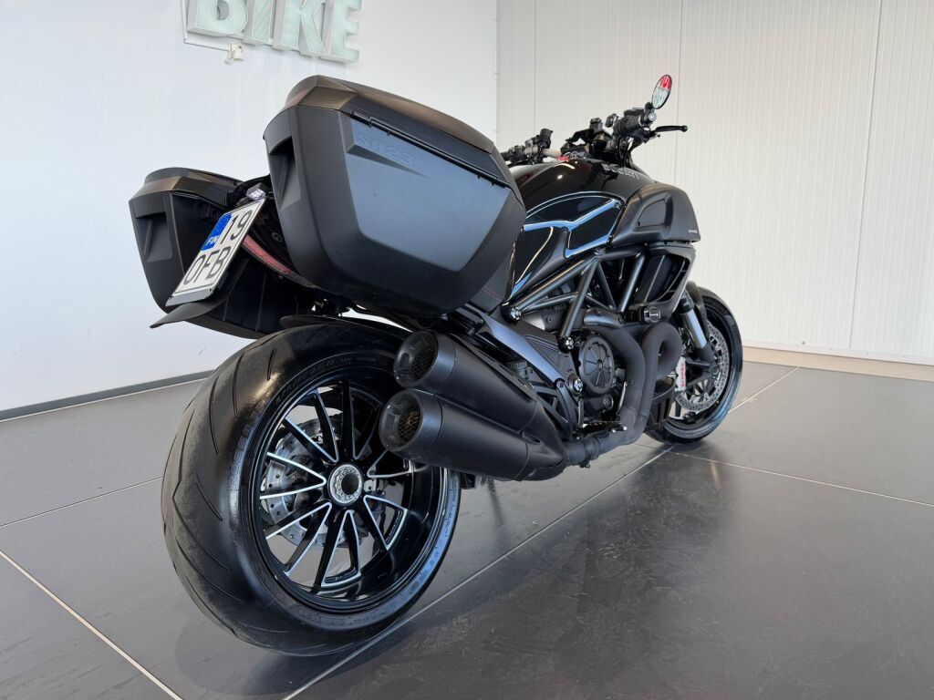 Ducati DIAVEL 2012 Musta