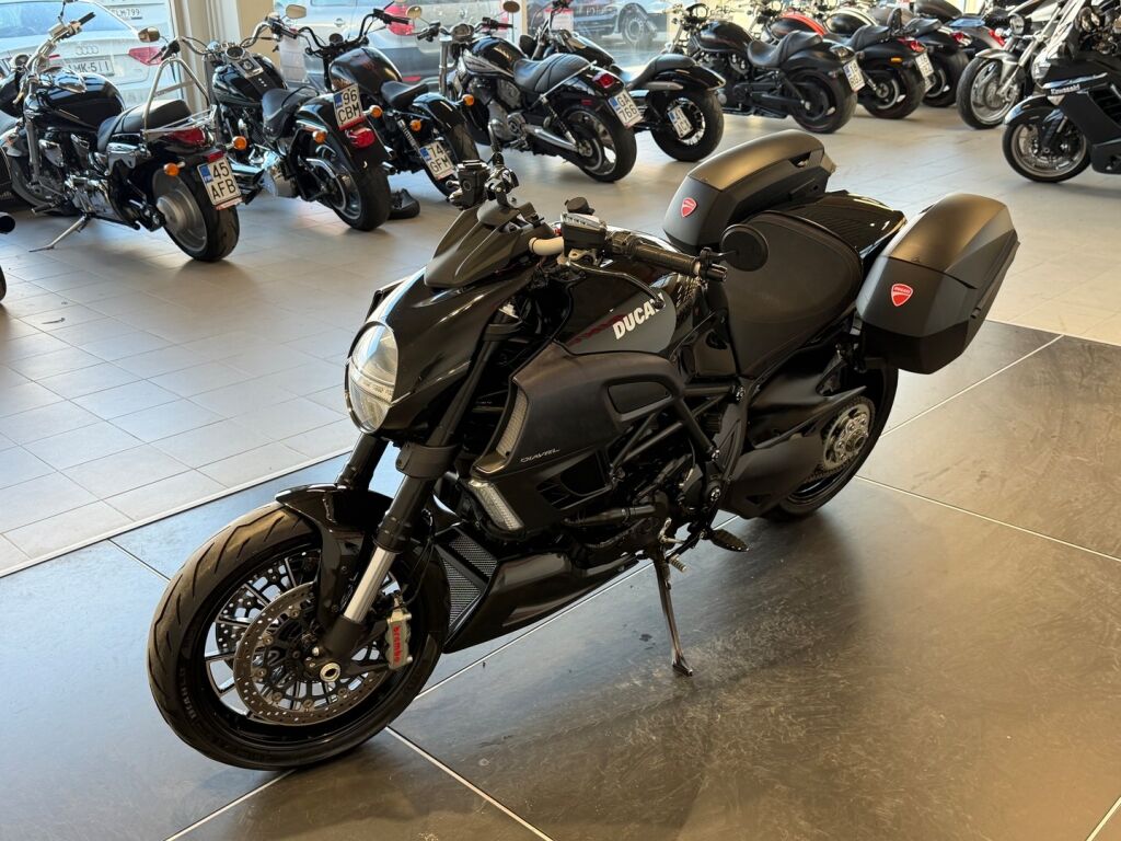 Ducati DIAVEL 2012 Musta