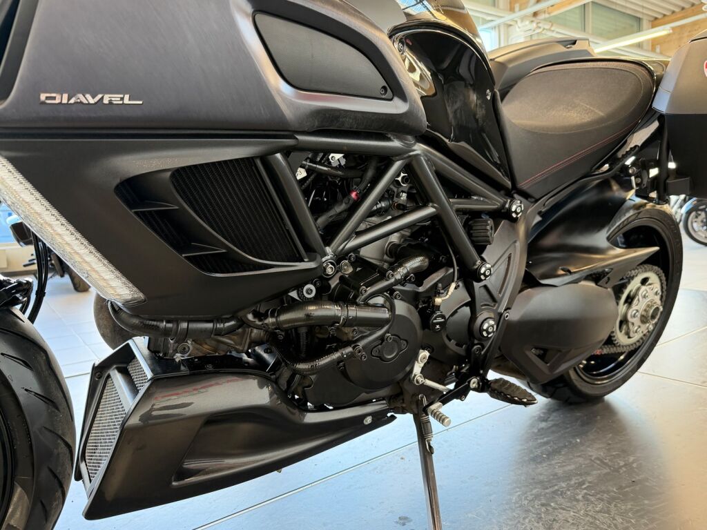 Ducati DIAVEL 2012 Musta