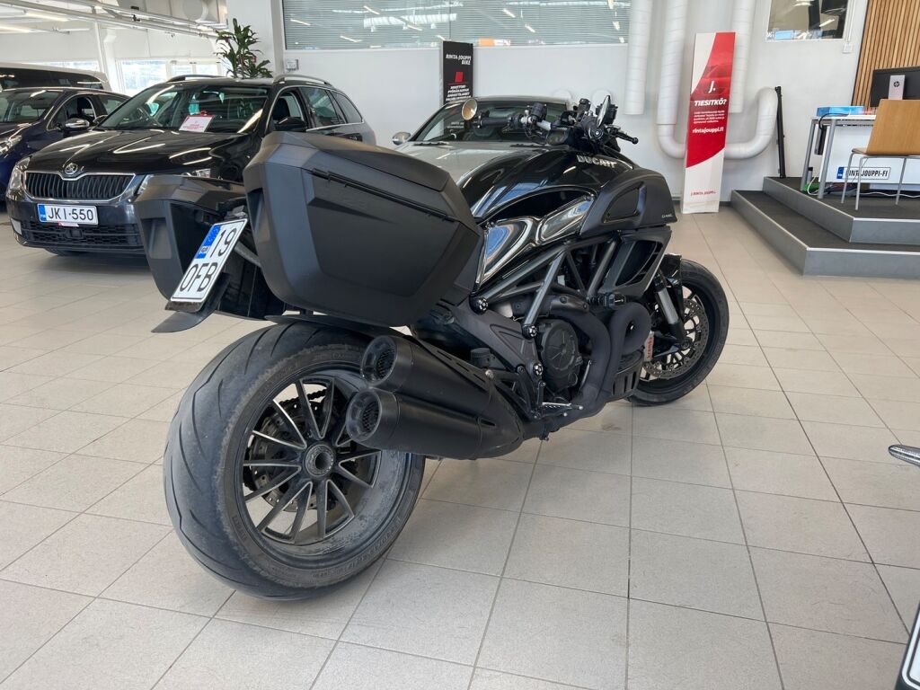 Ducati DIAVEL 2012 Musta