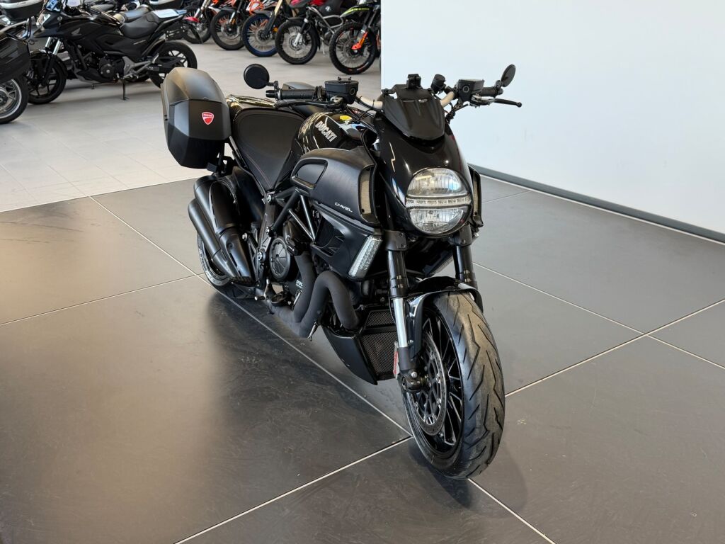 Ducati DIAVEL 2012 Musta