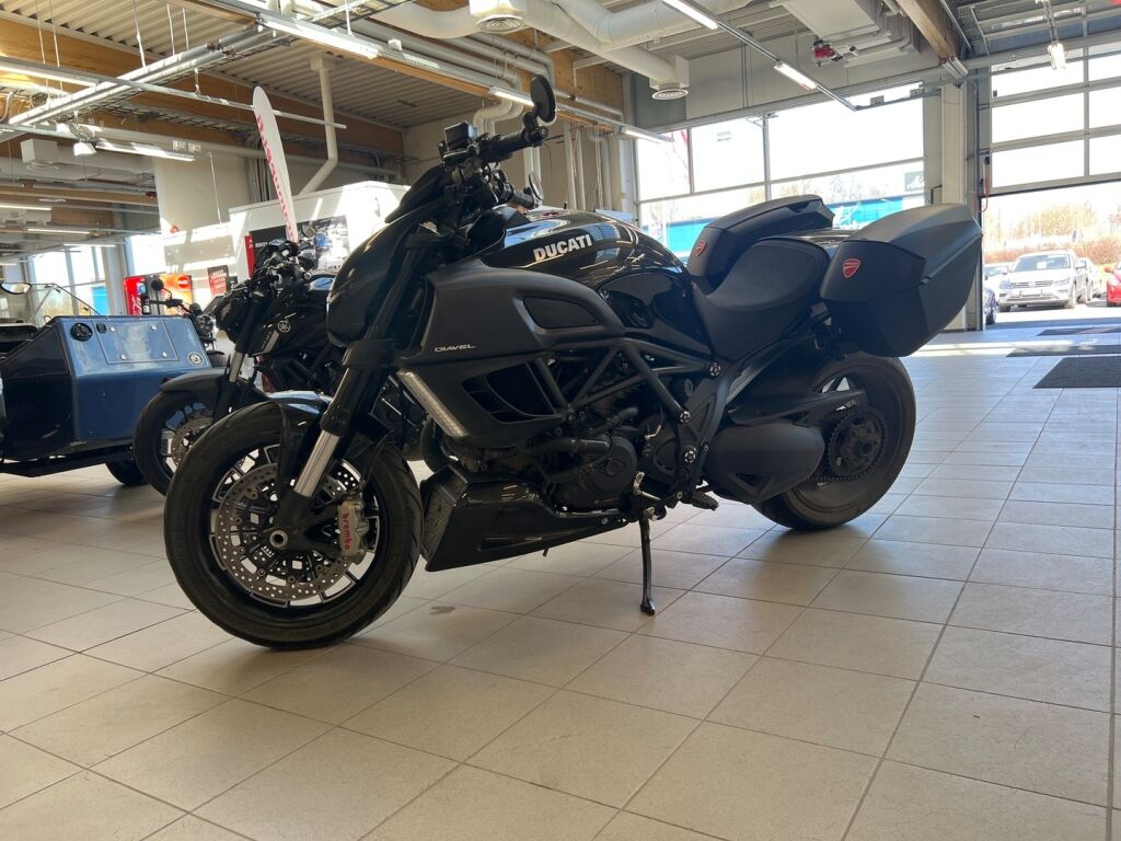 Ducati DIAVEL 2012 Musta