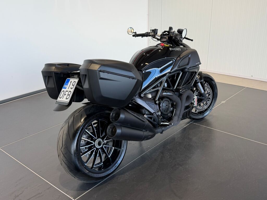 Ducati DIAVEL 2012 Musta