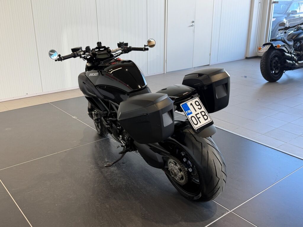 Ducati DIAVEL 2012 Musta