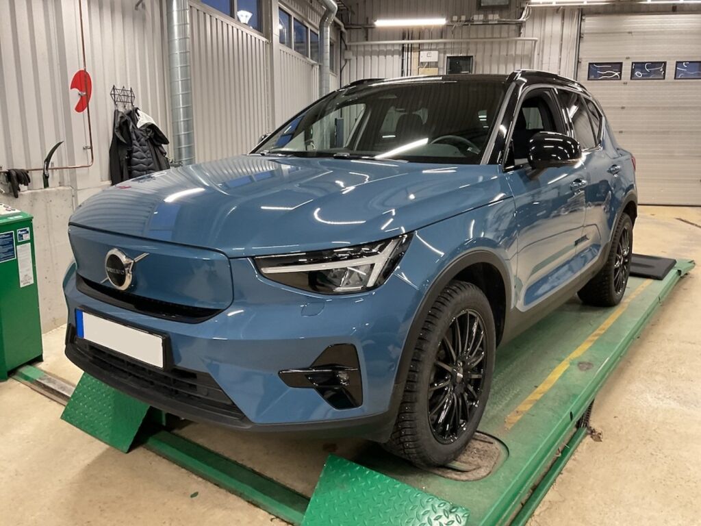 Volvo XC40 2023 met.sininen/musta katto