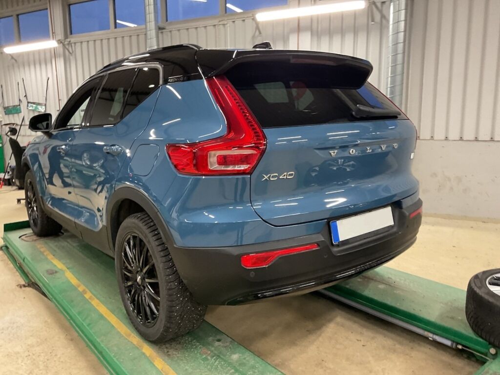 Volvo XC40 2023 met.sininen/musta katto
