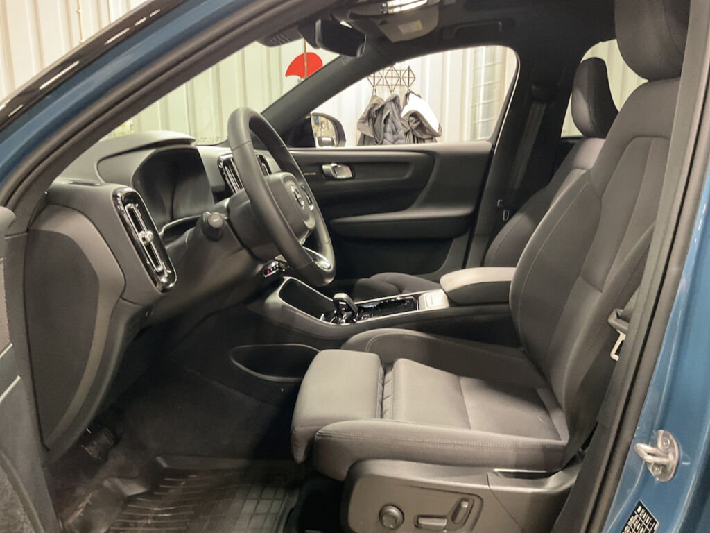 Volvo XC40 2023 met.sininen/musta katto