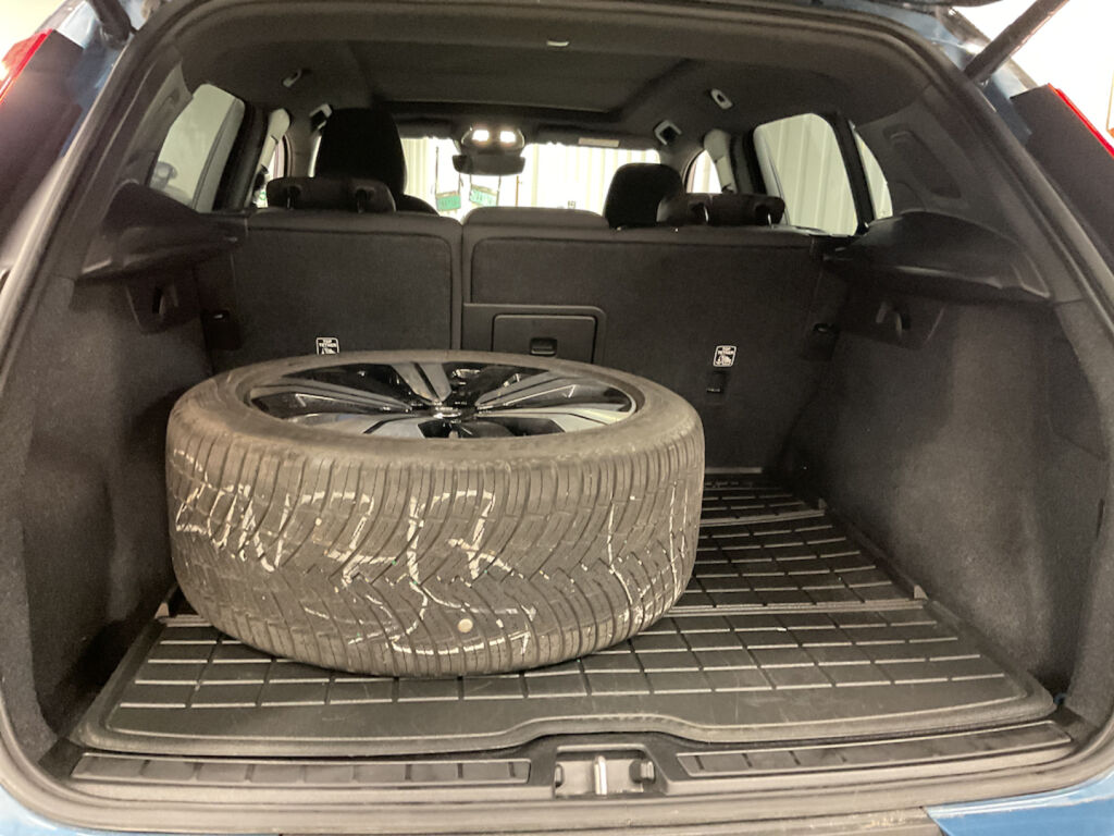 Volvo XC40 2023 met.sininen/musta katto