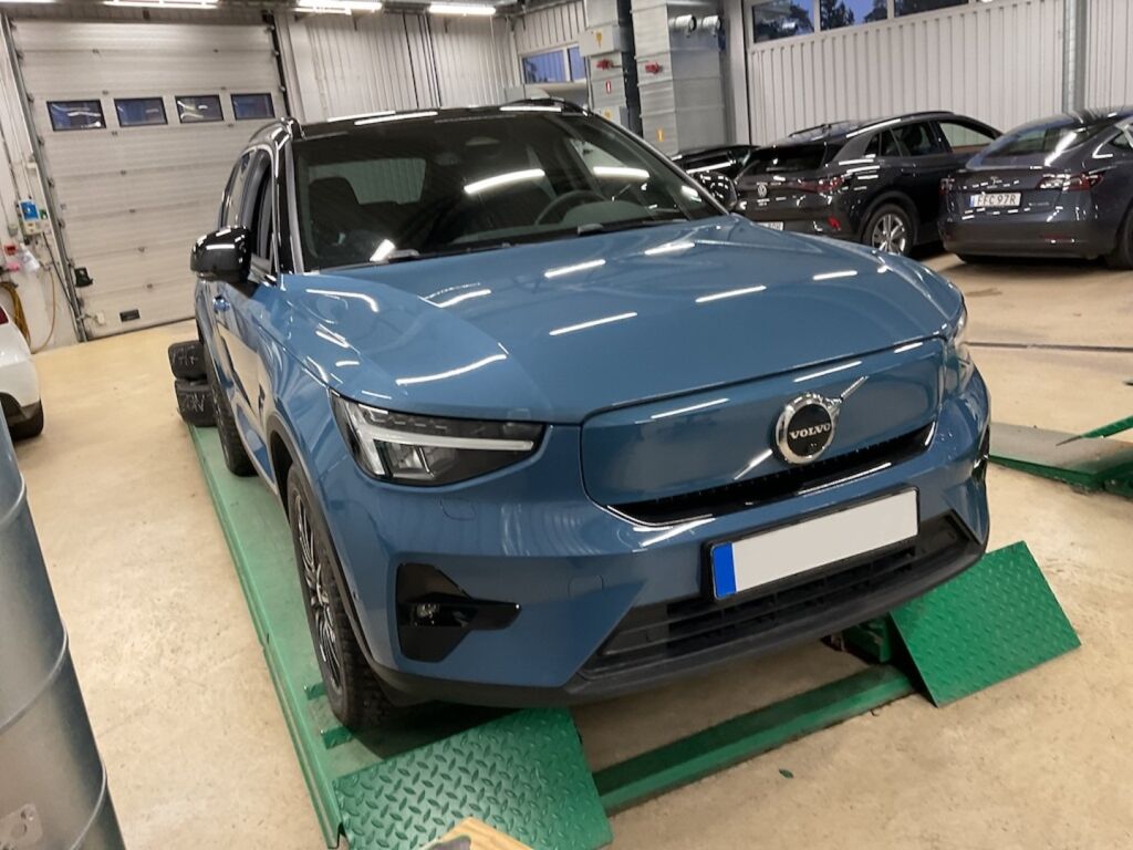 Volvo XC40 2023 met.sininen/musta katto