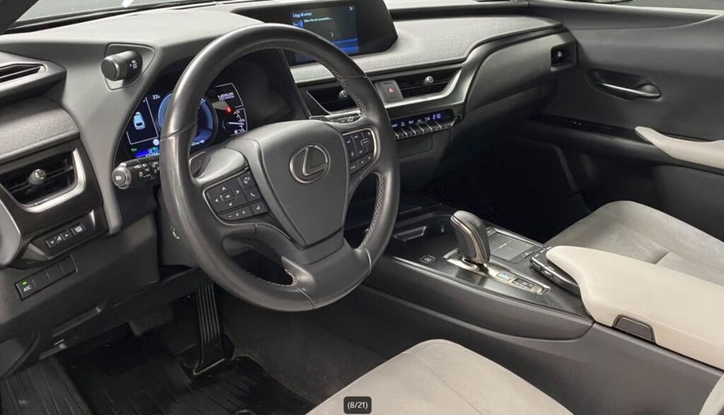 Lexus UX 2021 Musta