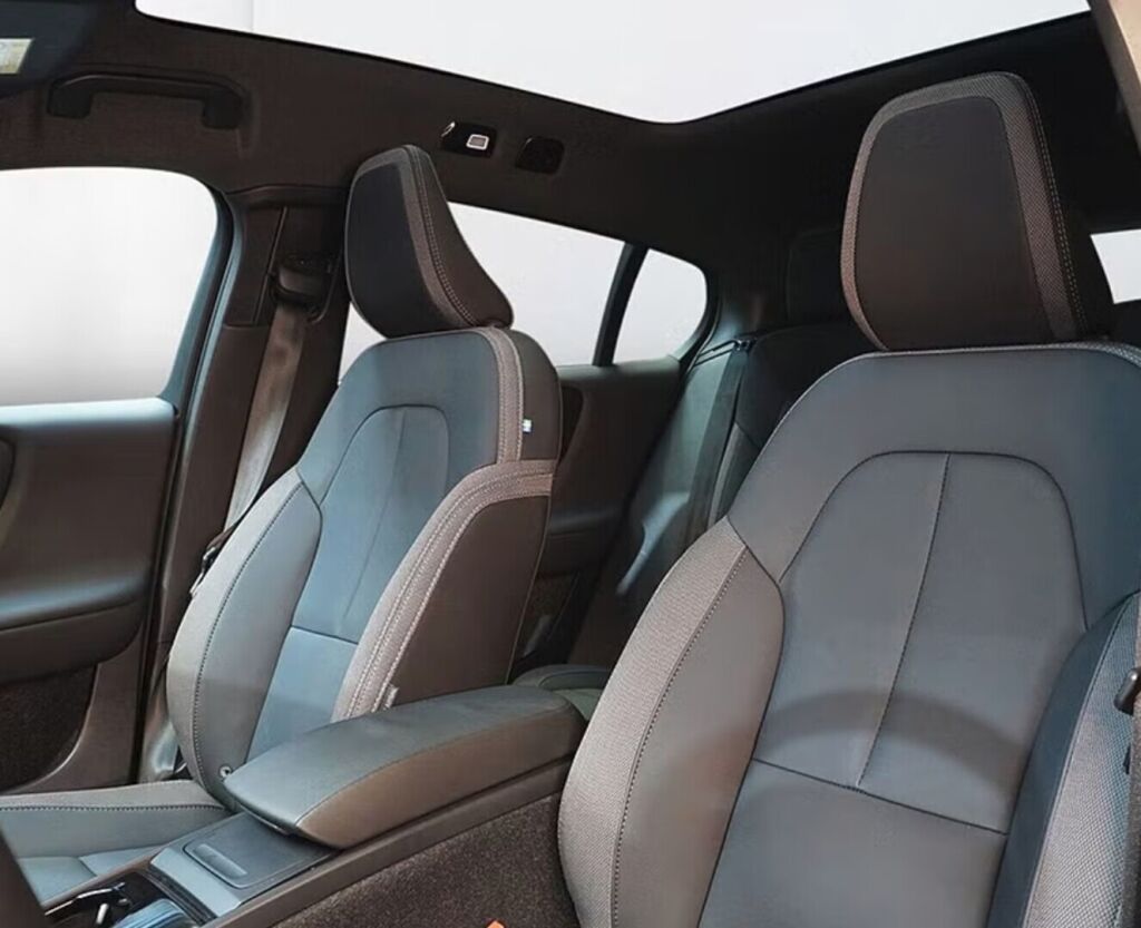Volvo C40 2023 Musta (Onyx Black)