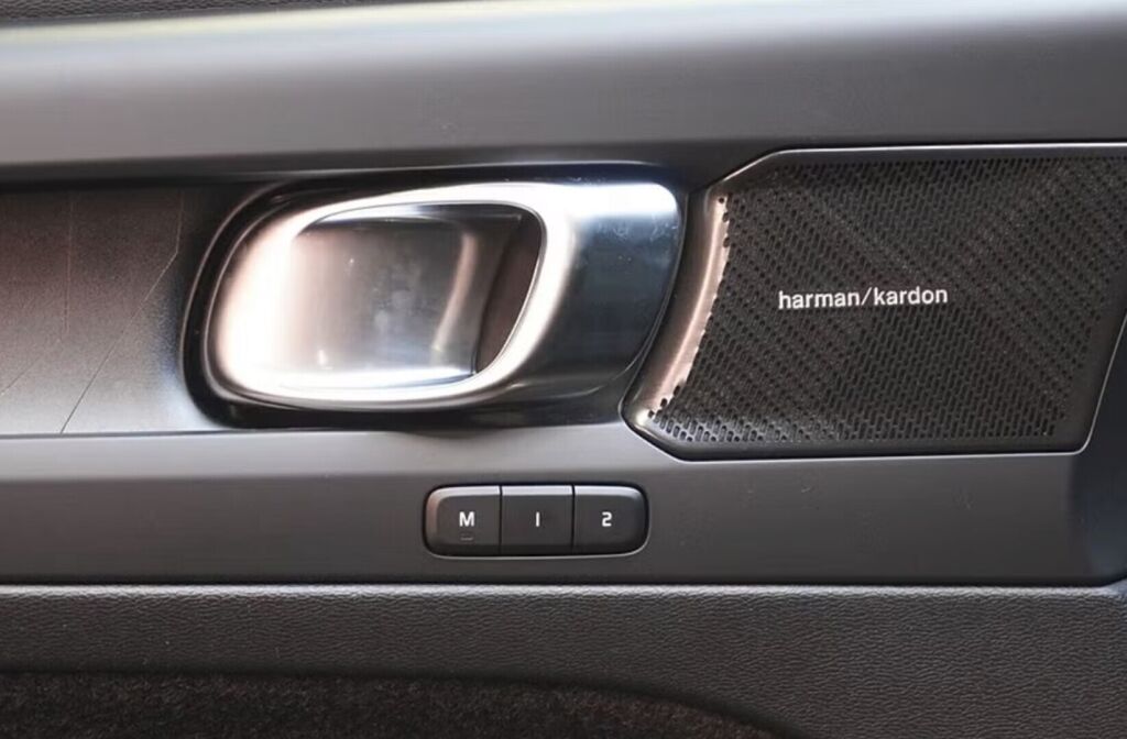 Volvo C40 2023 Musta (Onyx Black)