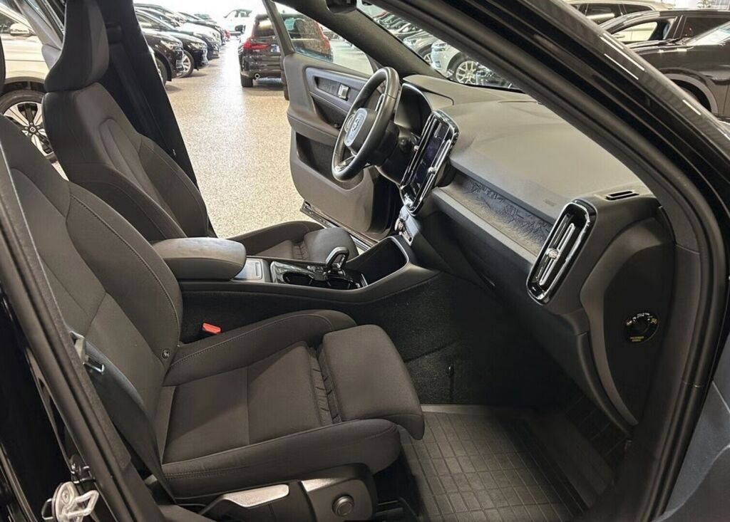 Volvo XC40 2023 Musta