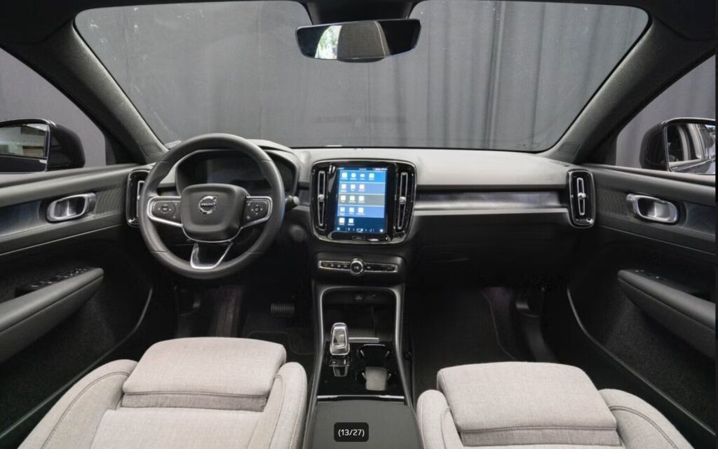 Volvo C40 2024 Musta (Onyx Black)