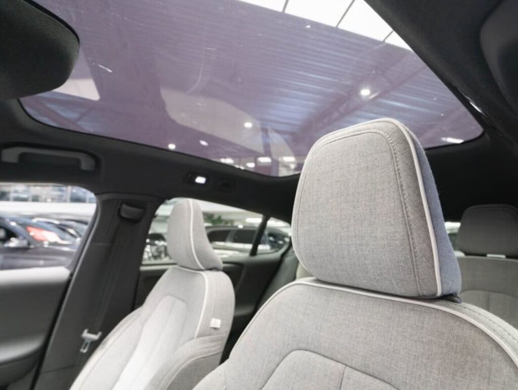 Volvo C40 2024 Musta (Onyx Black)