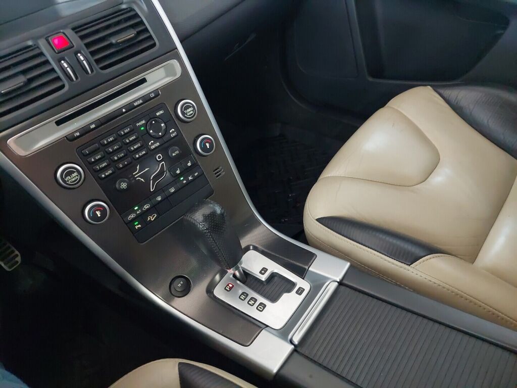 Volvo XC60 2011 Punainen