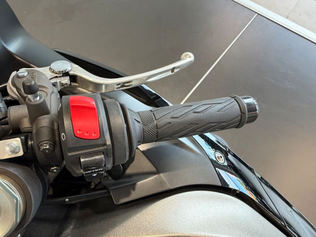Suzuki GSX-R 2011 Musta