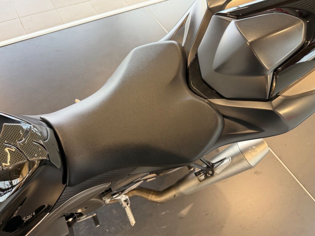 Suzuki GSX-R 2011 Musta