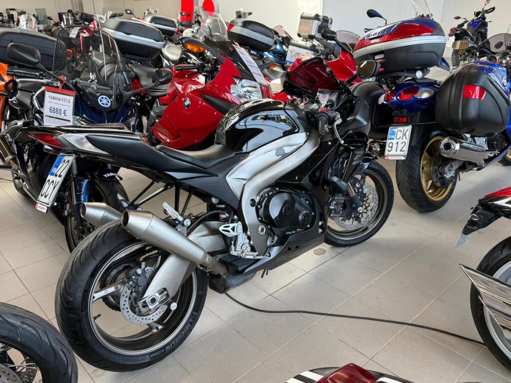 Suzuki GSX-R 2011 Musta