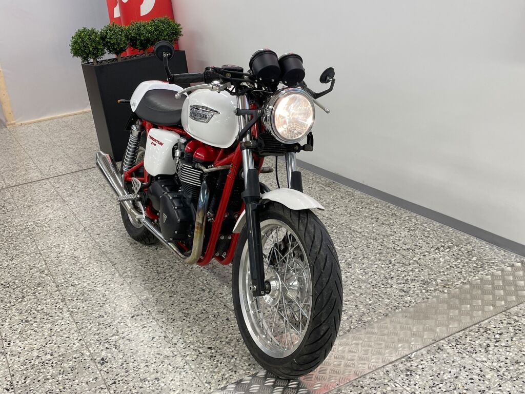 Triumph Thruxton 2011 JV O 2