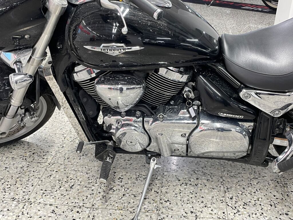 Suzuki Intruder 2009 Musta
