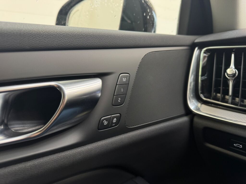 Volvo V60 2025 