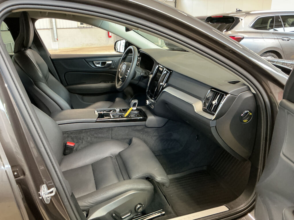 Volvo V60 2025 