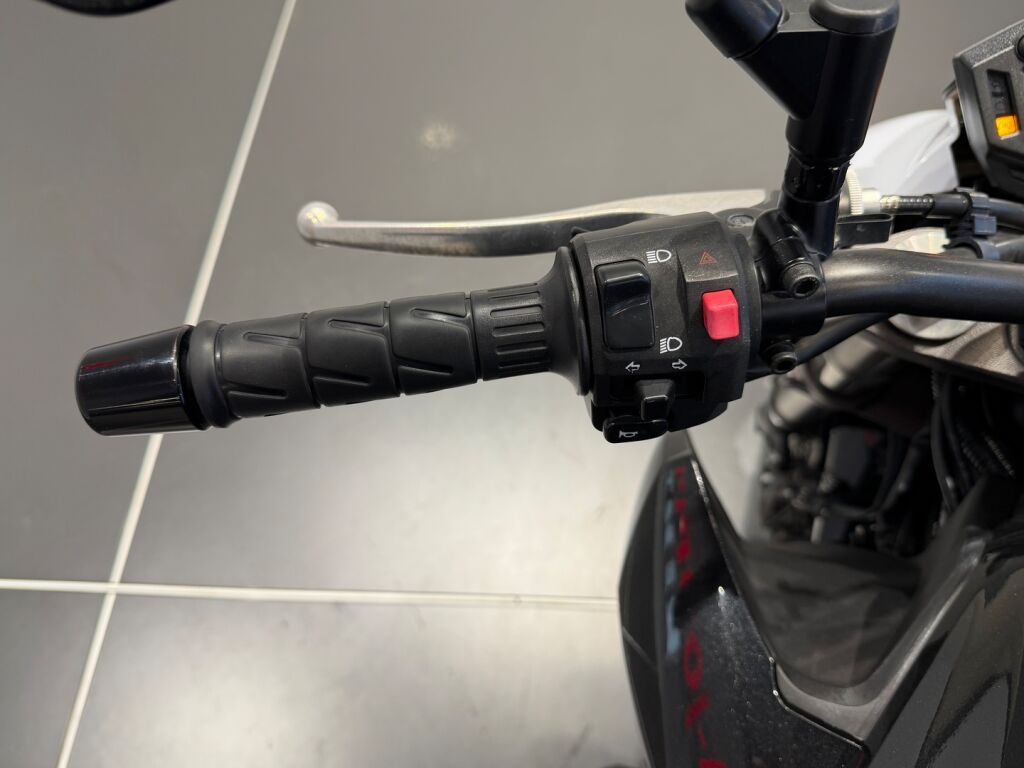 Kawasaki Z 2016 Musta