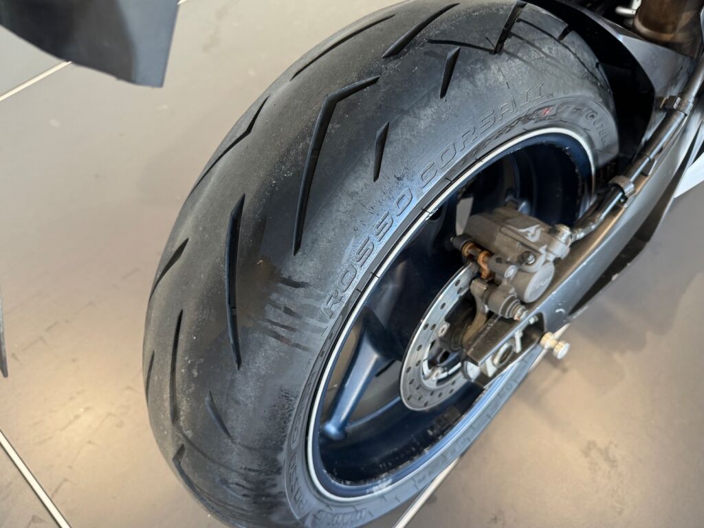 Yamaha YZF-R1 2006 Musta