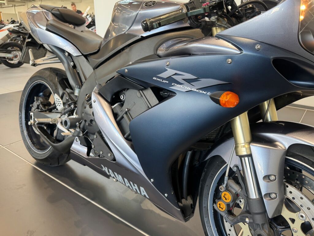 Yamaha YZF-R1 2006 Musta