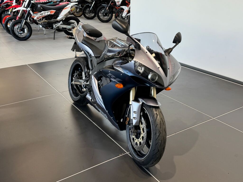 Yamaha YZF-R1 2006 Musta