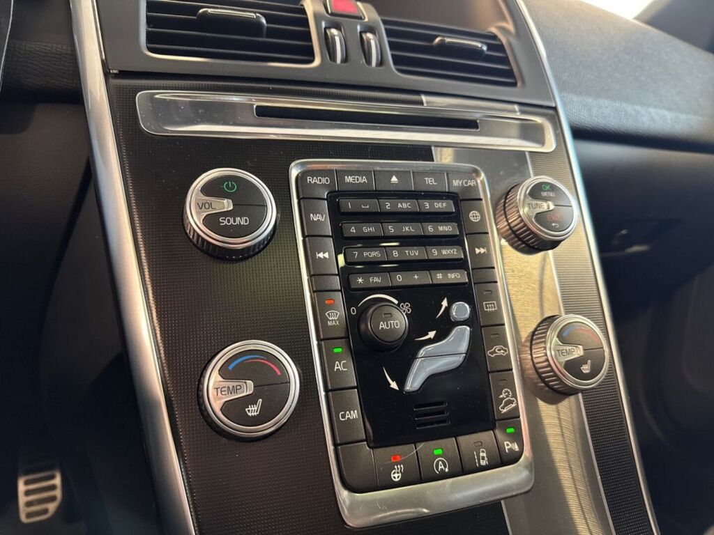 Volvo XC60 2016 Punainen (Passion Red)