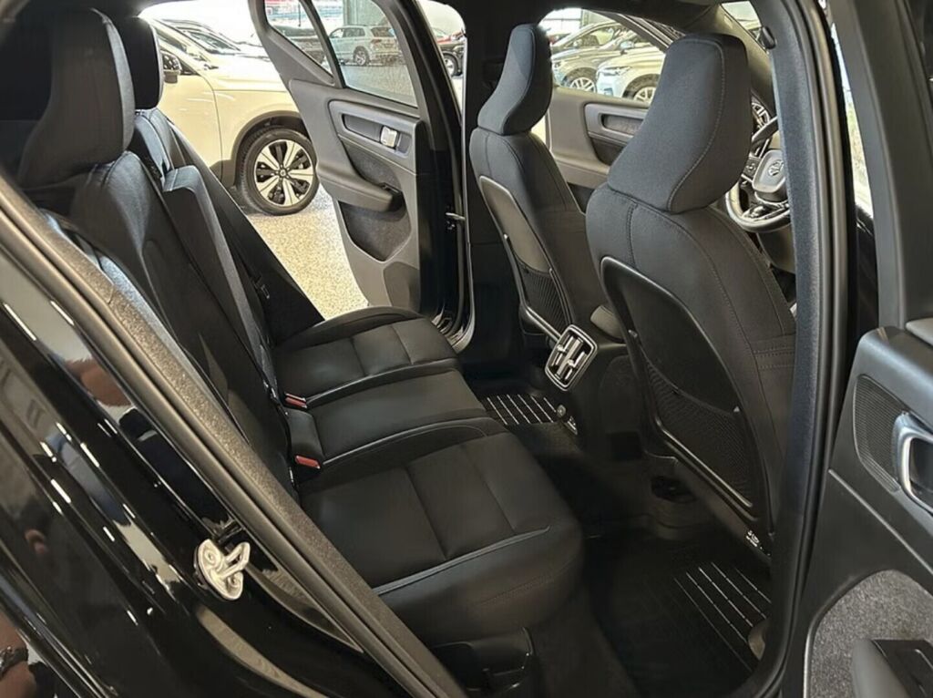 Volvo XC40 2023 Musta