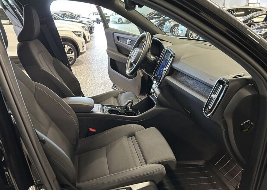 Volvo XC40 2023 Musta