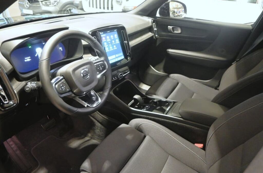 Volvo XC40 2023 Musta (Black Solid Stone)