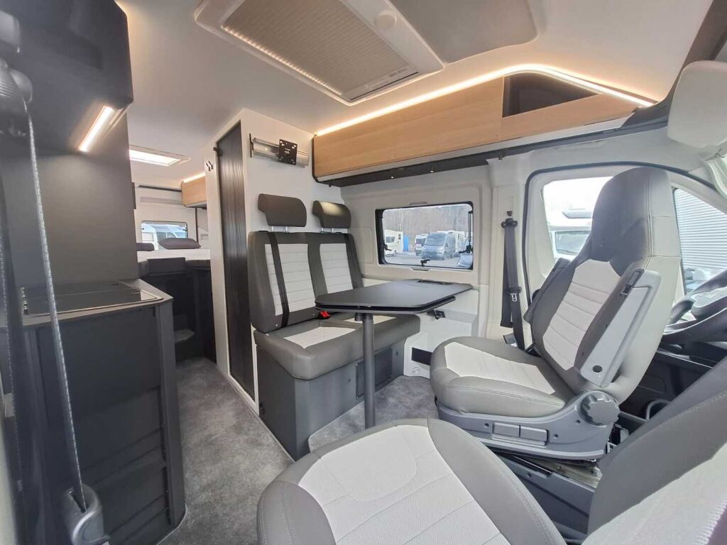 Adria TWIN 640 SLB 2025 Valkoinen