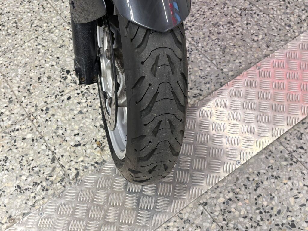 BMW F 2013 Harmaa