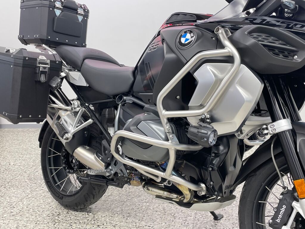 BMW R 2023 Musta