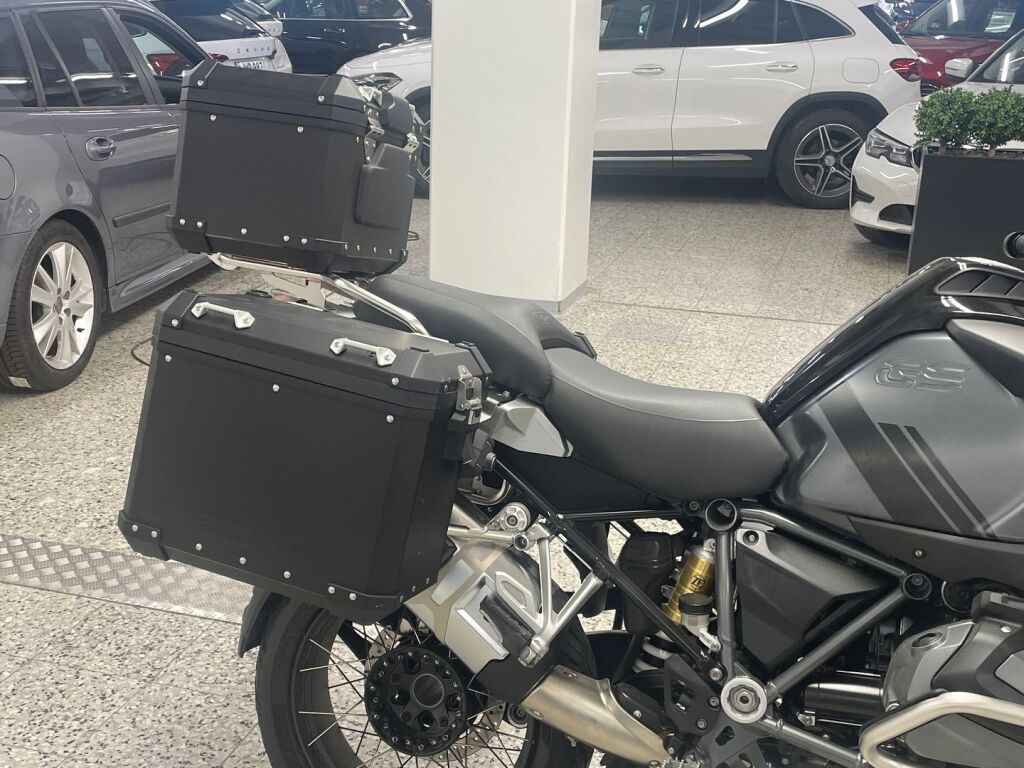 BMW R 2023 Musta
