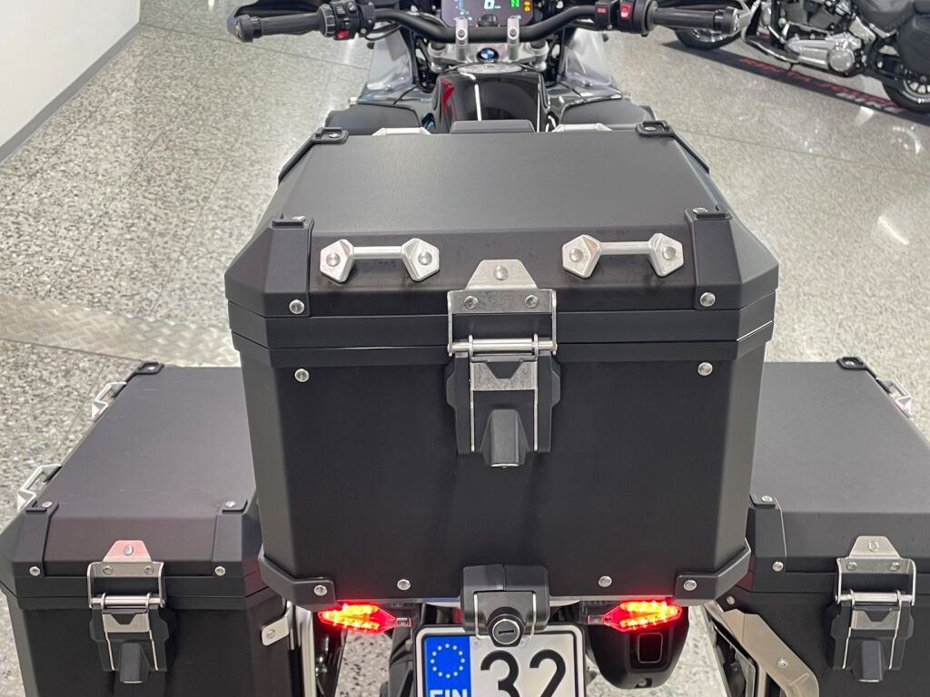 BMW R 2023 Musta