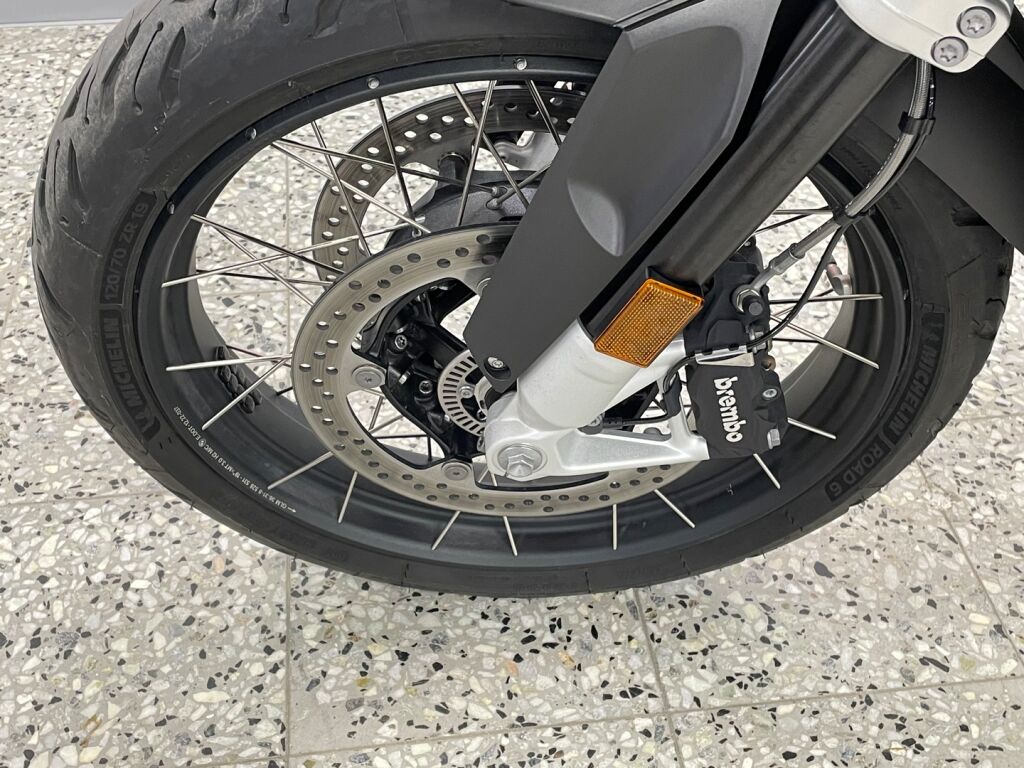 BMW R 2023 Musta