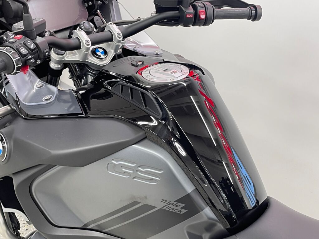 BMW R 2023 Musta