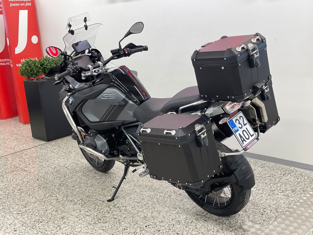 BMW R 2023 Musta