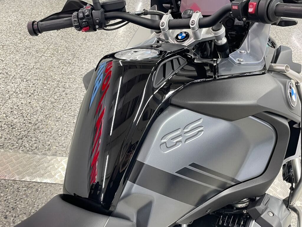 BMW R 2023 Musta