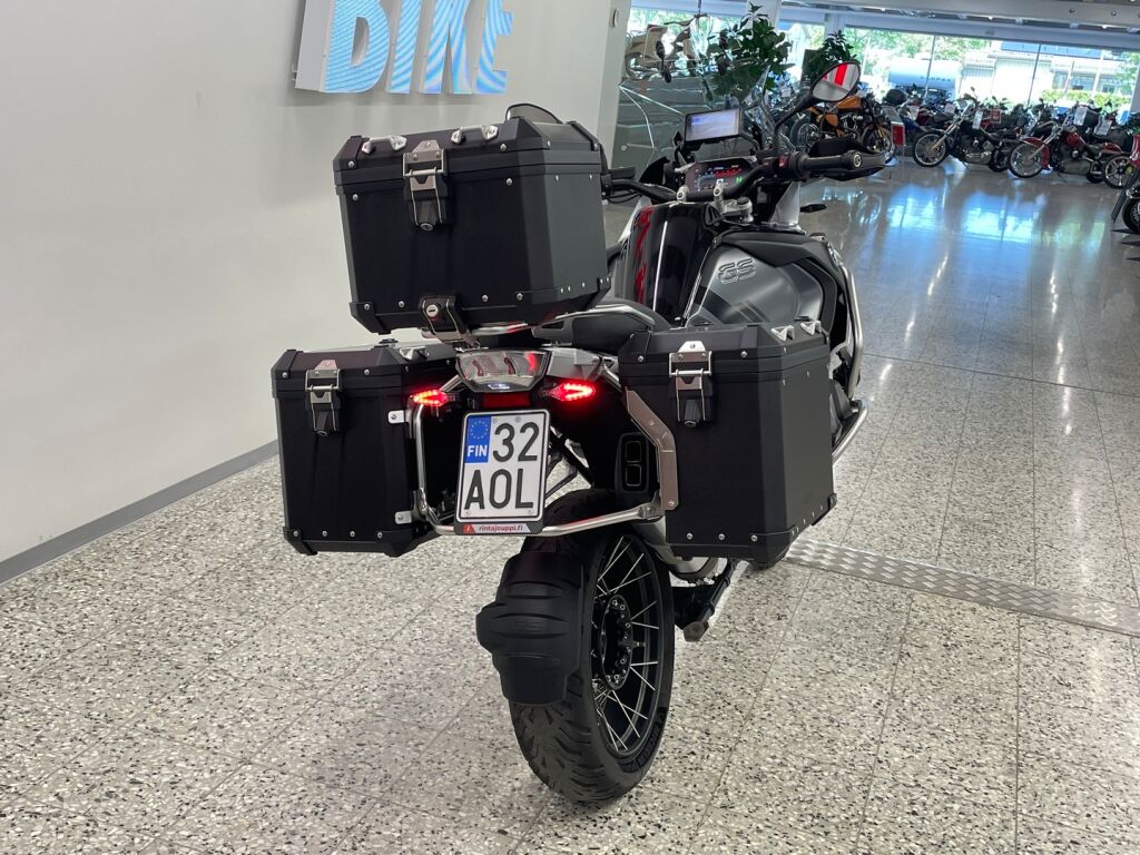 BMW R 2023 Musta